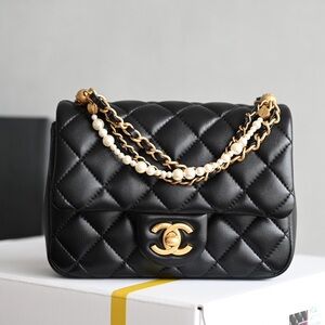 CHANEL Black Quilted Shoulder Bag with Gold Chain
